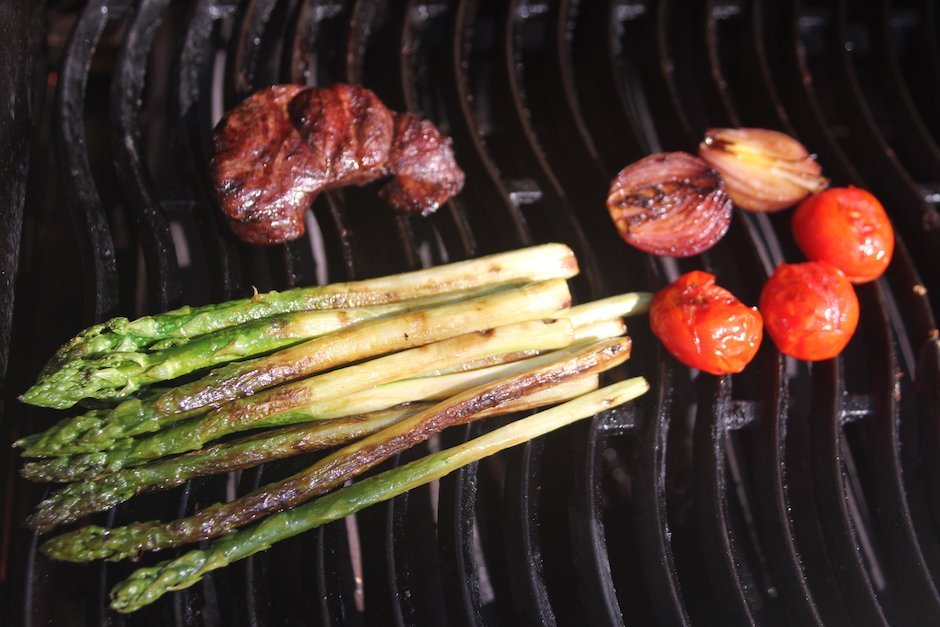 Grüner Spargel auf Grill