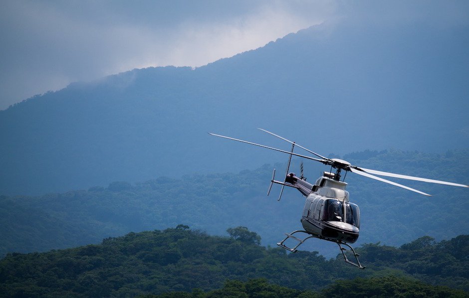 Hubschrauber über Wald