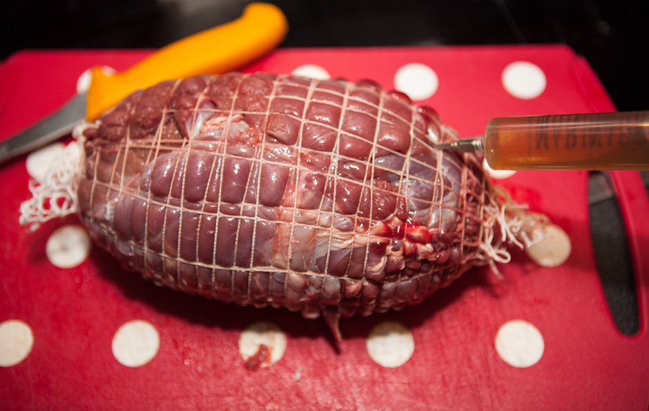 Rehkeule mit Pökelspritze
